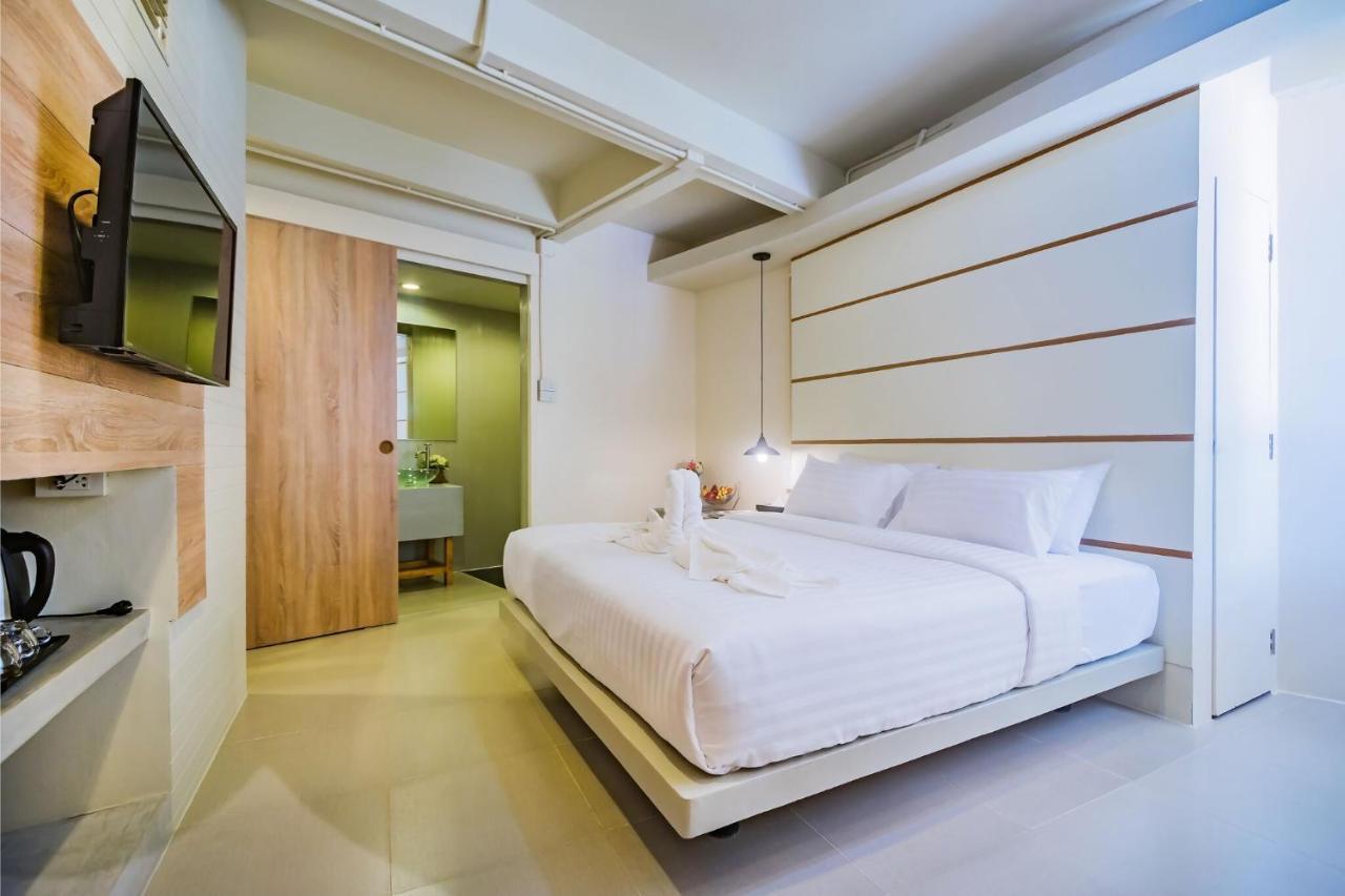 Hotel October Phuket Εξωτερικό φωτογραφία