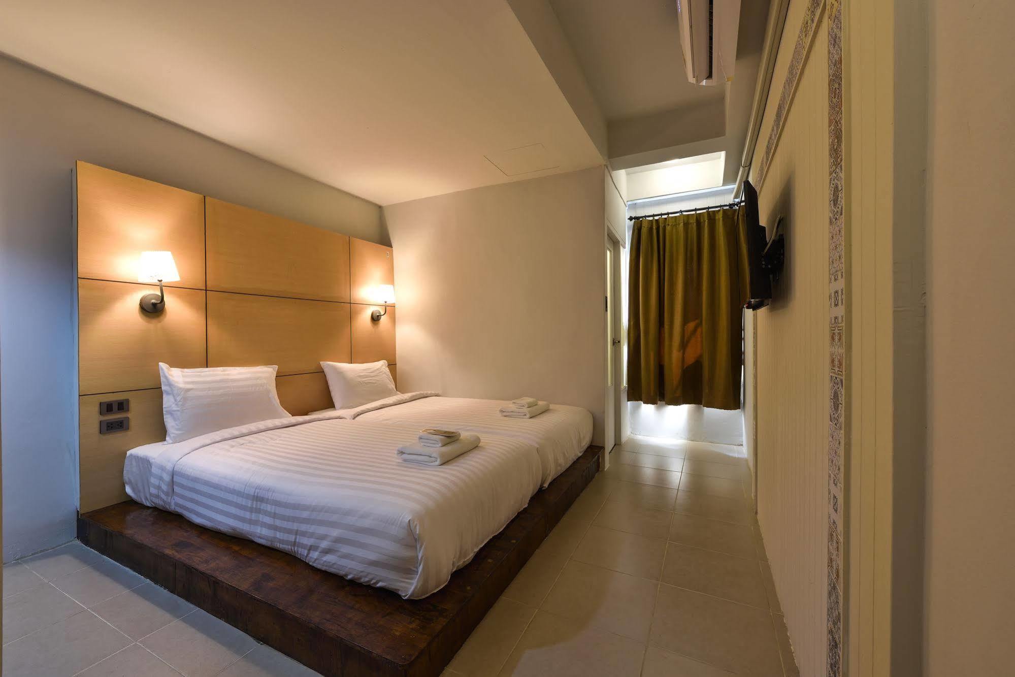 Hotel October Phuket Εξωτερικό φωτογραφία