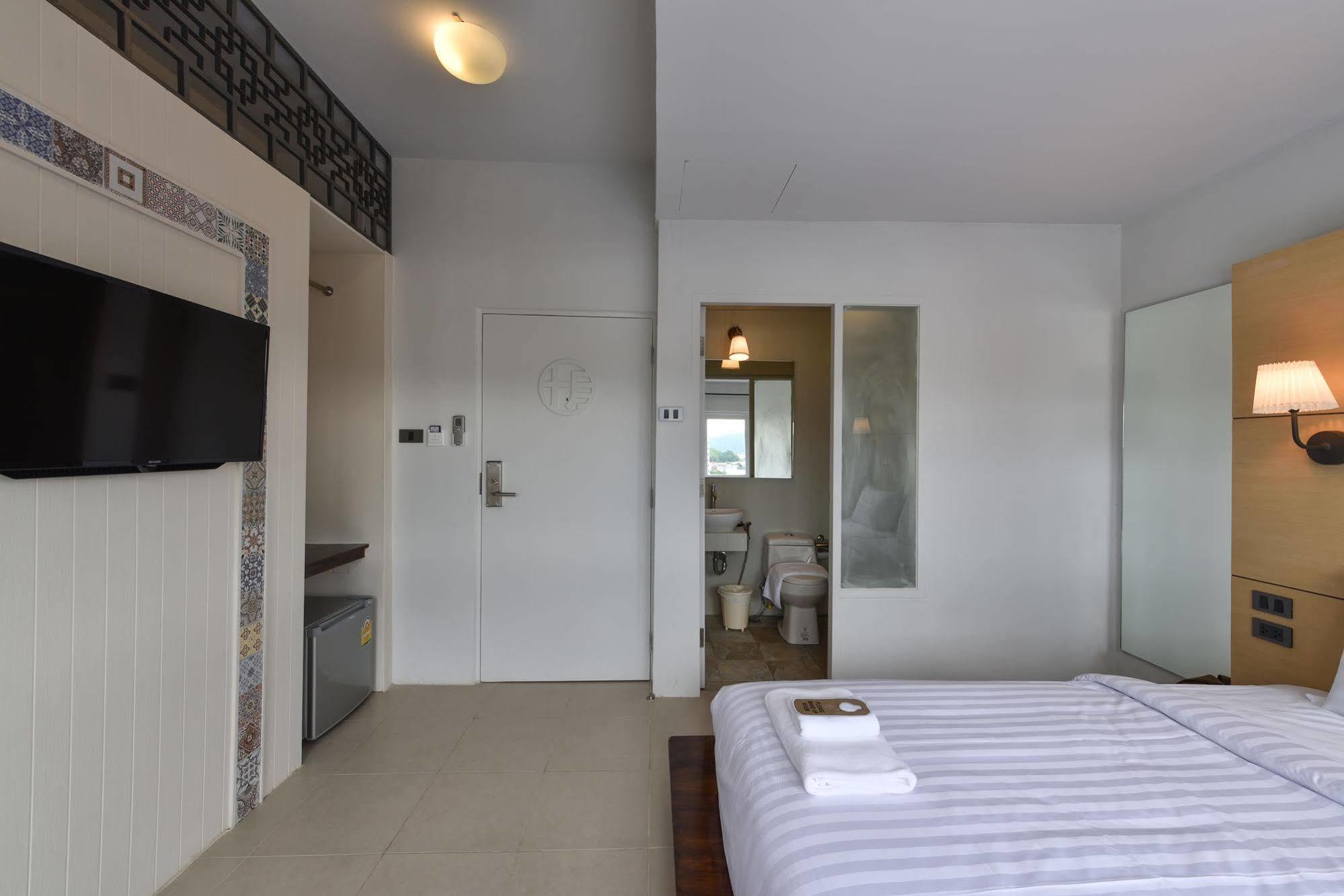 Hotel October Phuket Εξωτερικό φωτογραφία
